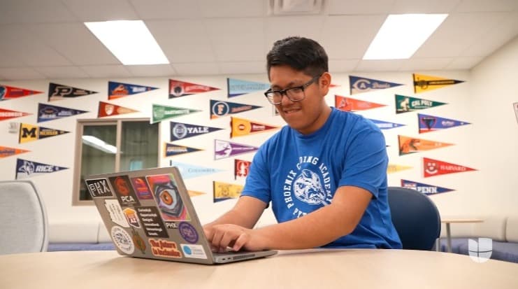 El joven latino de Arizona que fue aceptado en 49 universidades y recibió más de 5 millones de dólares en becas