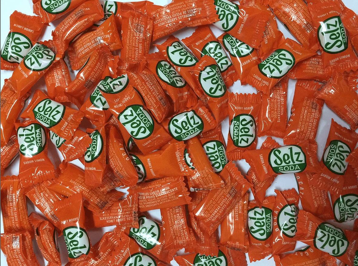 <b>Selz Soda.</b> Este caramelo de limón relleno con un polvo efervescente ha hecho las delicias de muchos pequeños mexicanos por décadas. Foto: cortesía de la marca Bocati.