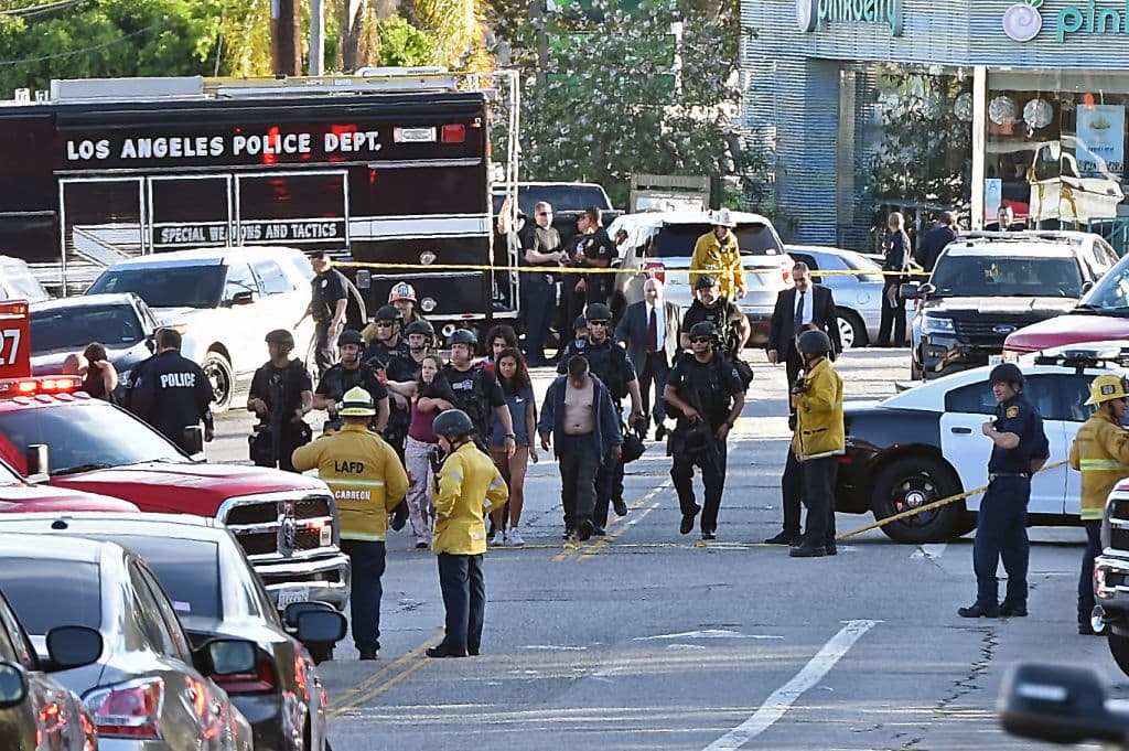 Policías escoltan a personas en las afueras del Trader Joe's de Silver Lake.