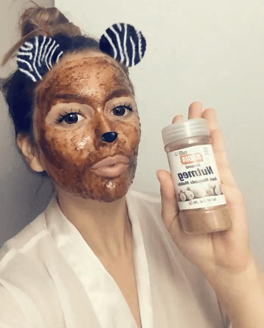 ¿Y qué pasa si a una mascarilla casera le añades un filtro de Snapchat? quedas irreconocible, ella es Elizabeth López.