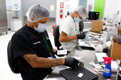 El departamento de salud cuenta con casi 300 médicos habilitados para recetar marihuana. Pagan 1.500 dólares cada tres años por un permiso luego de tomar ciertos cursos.
<br>