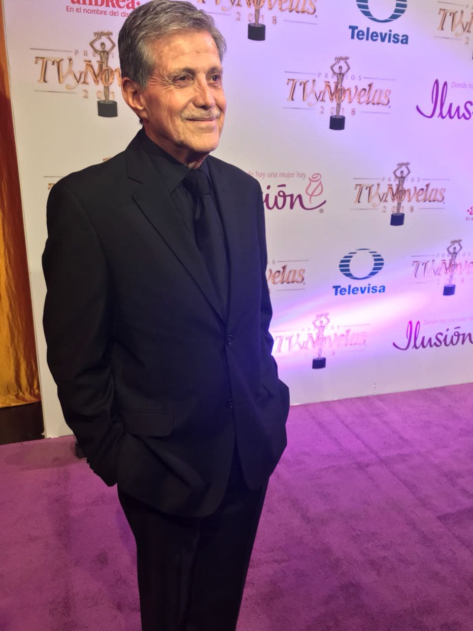 El actor Héctor Bonilla eligió un estilo conservador al portar un conjunto de pantalón, saco, camisa y corbata en color negro.