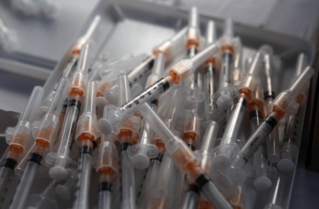 SAN PABLO, CA - NOVEMBER 05: Syringes filled with H1N1 vaccine sit on a tray during a drive thru H1N1 vaccination clinic at Doctor's Medical Center November 5, 2009 in San Pablo, California. Hundreds of people lined up for hours to receive a free H1N1 vaccine as California public health officials say that shortages of the H1N1 vaccinations may make it imopssible to vaccinate all of the people at risk of contracting the H1N1 flu. County health agencies across California have received less than 45% of the vaccines ordered. (Photo by Justin Sullivan/Getty Images)