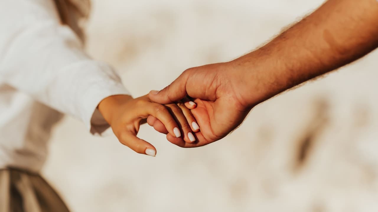 <h3 class="cms-H3-H3">Una fotografía del amor, no la película completa</h3> La encuesta pregunta si
<b>una persona se casó o se divorció. </b>
<br>Para comparar ambos acontecimientos, el Censo toma como referencia
<b>a las mujeres de 15 años o más. </b>
<br>Esto no significa
<b>que solo ellas cuenten. </b>
<br>Es simplemente el grupo que la agencia utiliza
<b>para calcular las dos tasas con el mismo método.</b>
<br>En el norte de Texas,
<b>19.6 de cada 1,000 mujeres reportaron haberse casado,</b> mientras que ocho dijeron haberse divorciado.
<br>
<b>Texas mostró prácticamente el mismo resultado:</b> 19.3 matrimonios recientes y 7.9 divorcios por cada 1,000 mujeres.
<br>La región, por tanto,
<b>no parece ser más romántica que el resto del estado. </b>
<br>Sigue el mismo patrón:
<b>más personas comenzaron un matrimonio de las que pusieron fin a uno.</b>