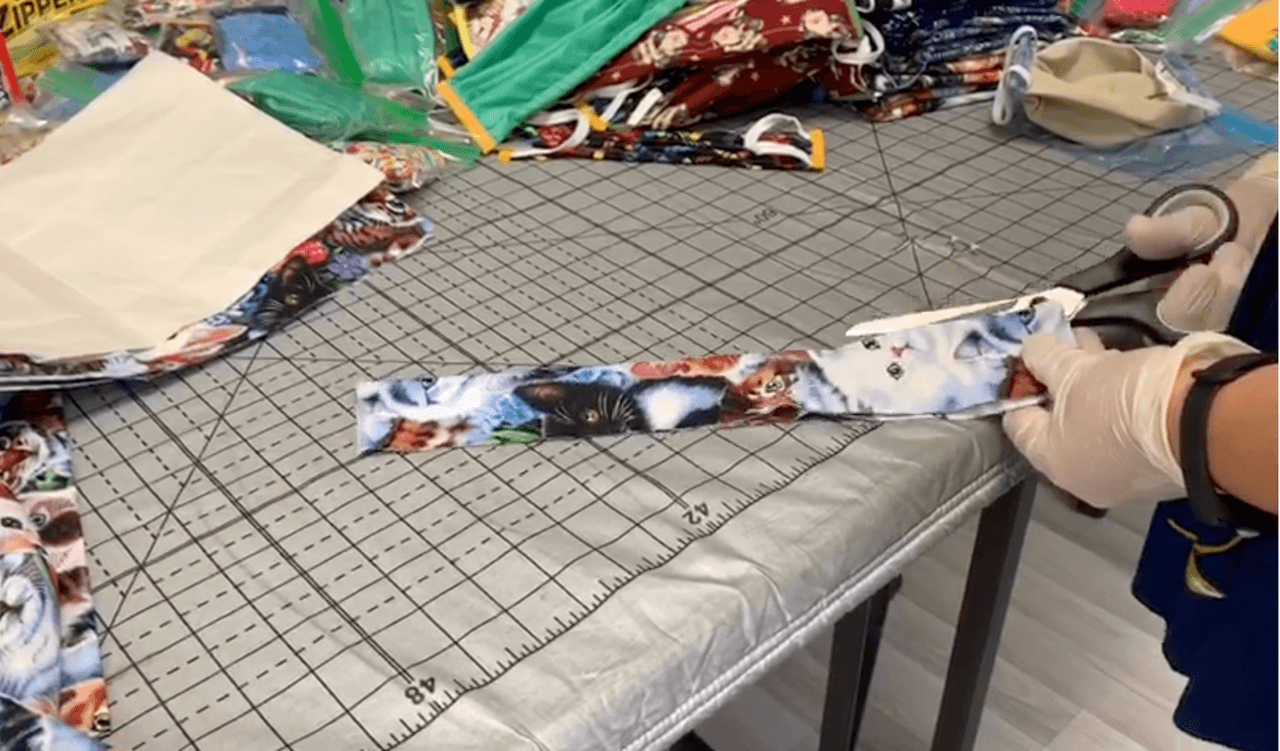 Las mujeres de este taller, al no poder elaborar vestidos, se han dedicado a producir mascarillas que serán donadas a hospitales.