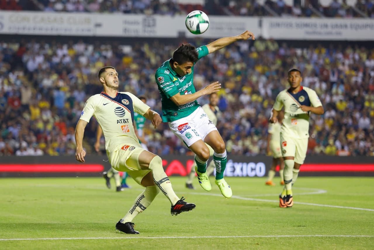 Hasta que se generó esta jugada que de inicio el árbitro central marcó como penalti, un balón a la mano de Mena.