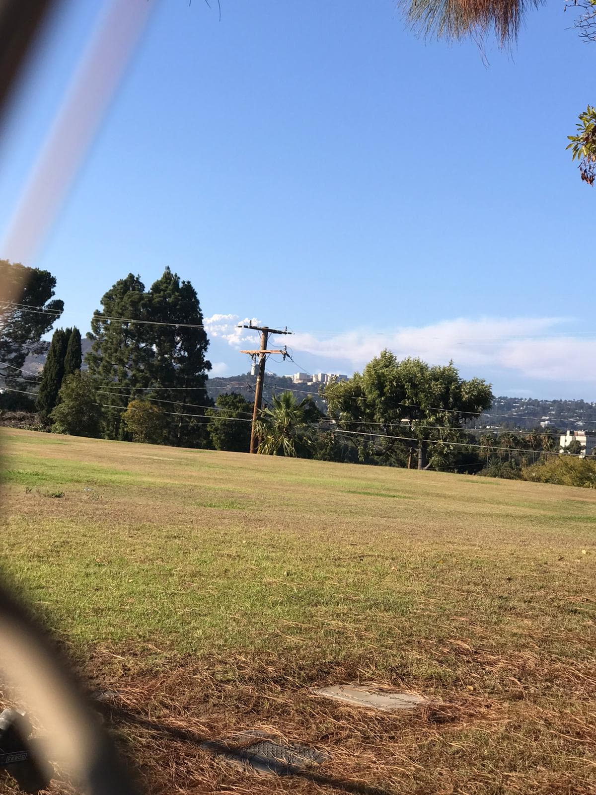 El incendio se ha visto desde diversas zonas del condado. Esta es la vista desde Santa Mónica.