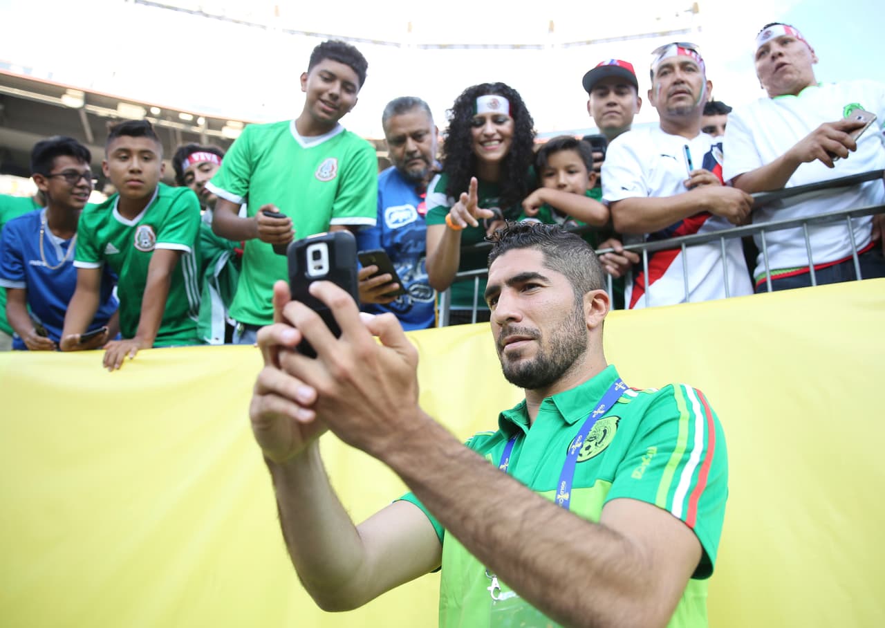 El jugador mexicano Jair Pereira se tomó una foto con aficionados en el estadio de Denver antes del partido contra Jamaica.