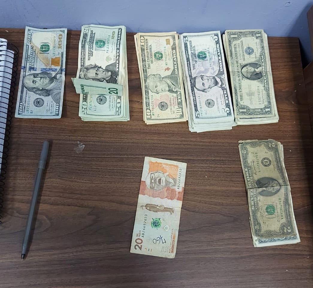 El auto con las drogas y armas había sido reportado como desaparecido y se accidentó en el kilómetro 27.8 de la carretera PR-30.
<br>