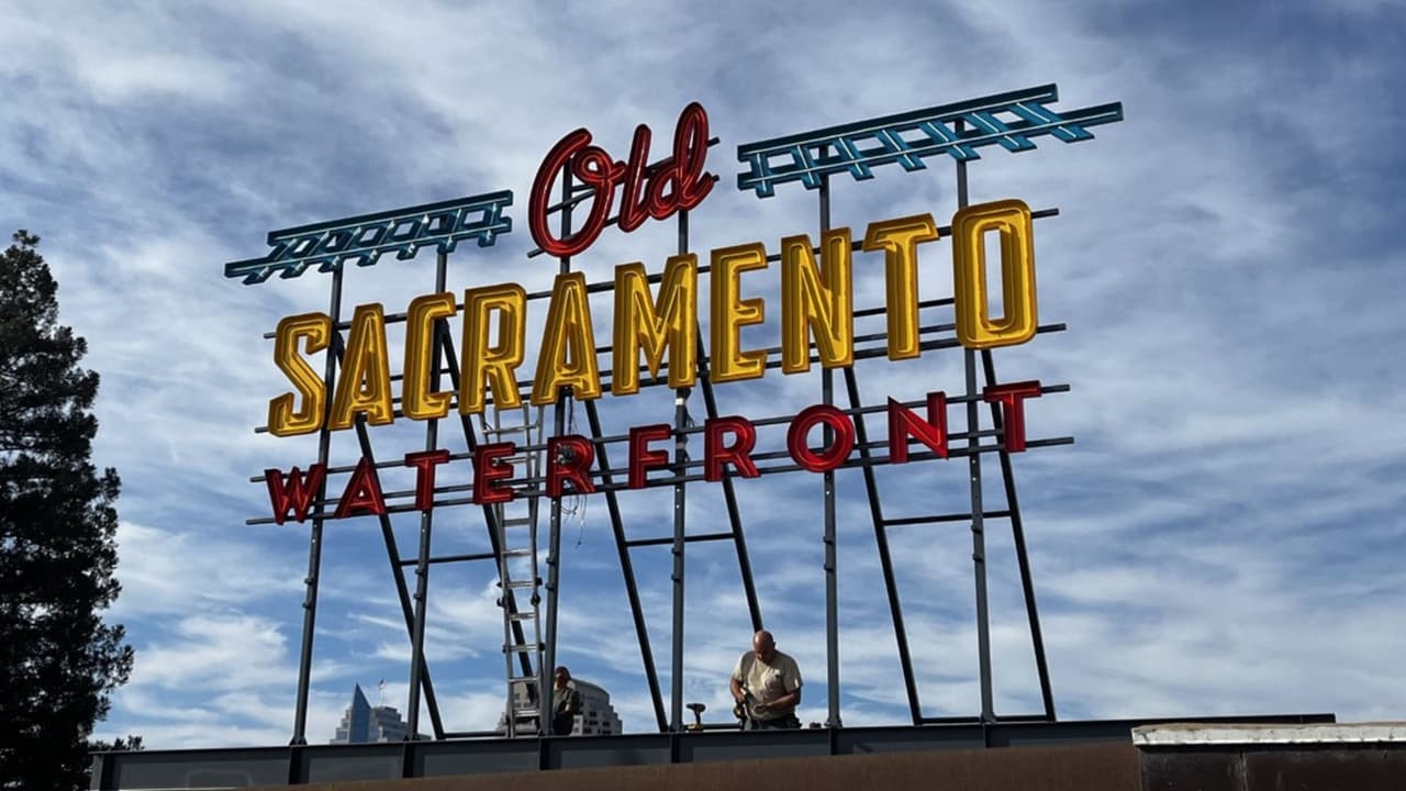 Se verá desde la I-5: el letrero de Old Sacramento Waterfront se iluminará este miércoles