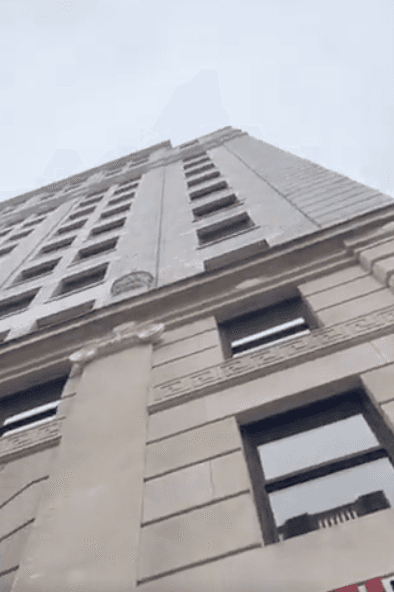 Aunque no se conoce la identidad del lesionado, ni tampoco las razones de su caída, ya que él mismo no se la ha revelado ni siquiera a las autoridades, su caso se hizo viral por las redes sociales.