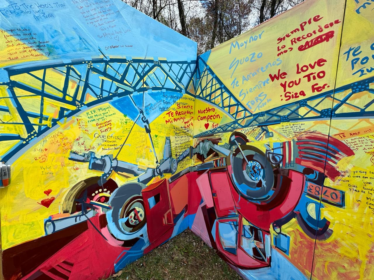 "Te amamos, tío" y otras expresiones de amor han salido de quienes han llegado hasta el lugar, a falta de una tumba dónde recordarlos.