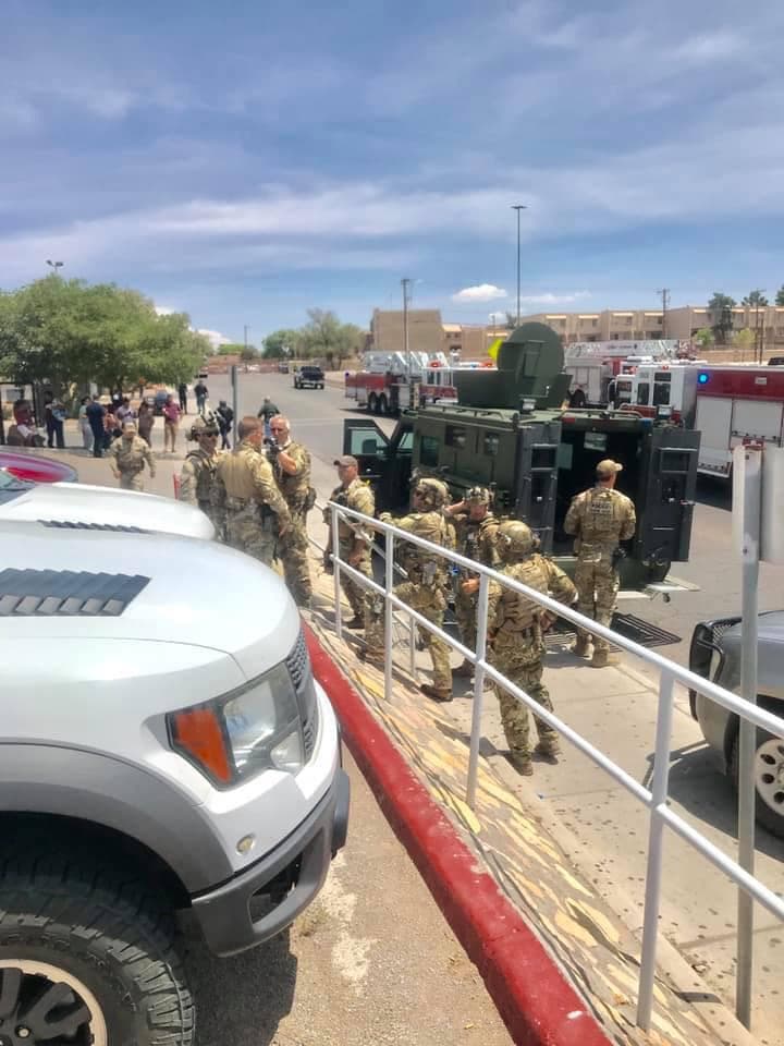 Según varios informes de medios. los investigadores están revisando un escrito en línea publicado días antes del tiroteo. Por el momento se desconoce qué motivó al individuo cometer el crimen.