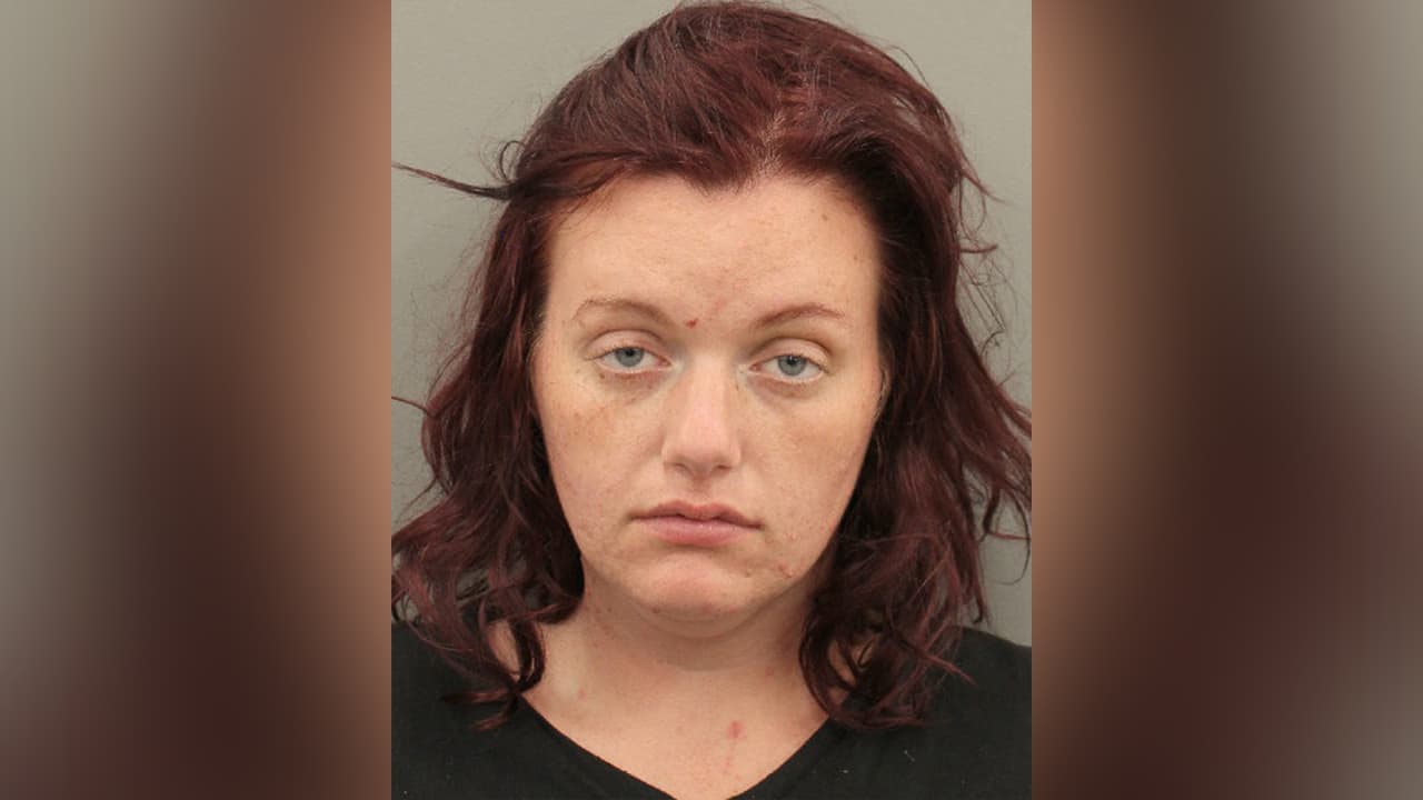 Jade Monet Burden, la buscan por uso no autorizado de un vehículo.