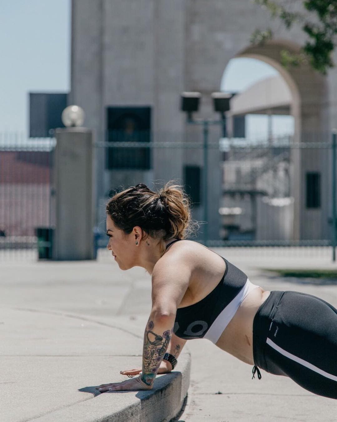 Una vez termina su calentamiento, empieza a combinar el cardio con rutinas de pesas para así tonificar sus músculos.