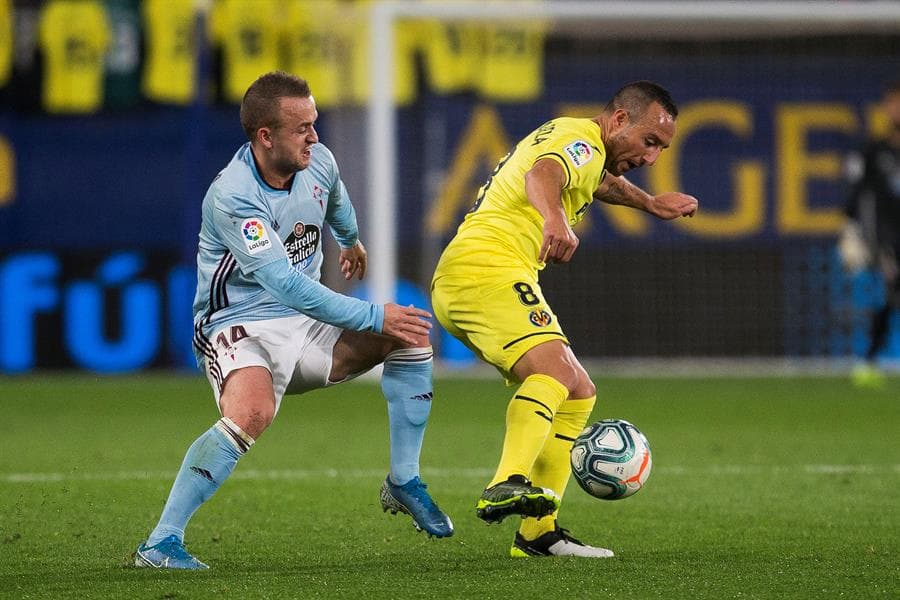 El centrocampista del Villarreal, Santi Cazorla, intenta controlar el balón ante el jugador eslovaco del Celta, Stanislav Lobotka.