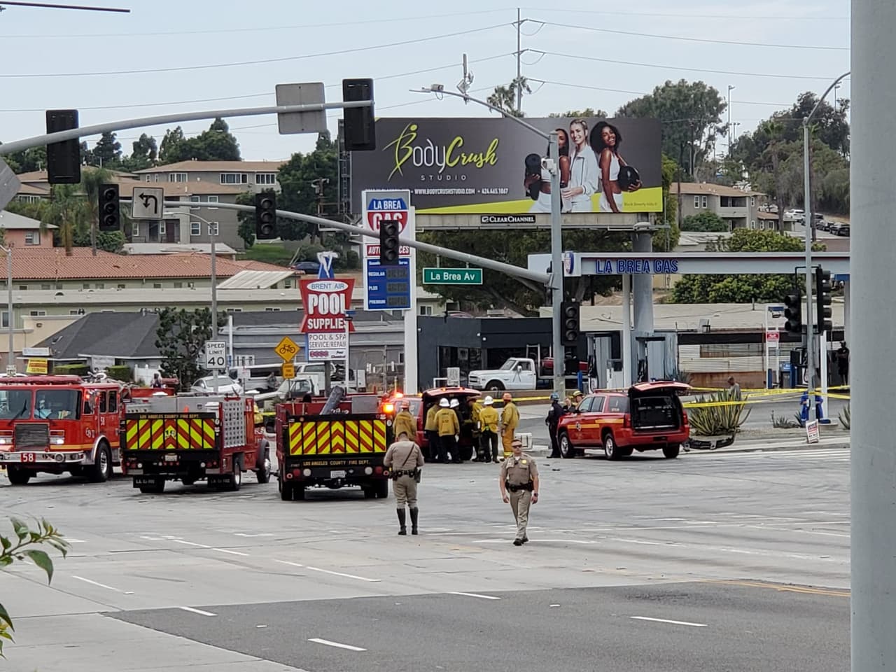 Inicialmente se reportaron cinco decesos en la escena. Horas más tarde, la Patrulla de Caminos de California (CHP) informó que
<b>se encontró una sexta víctima mortal entre los restos quemados de uno de los vehículos.</b>
