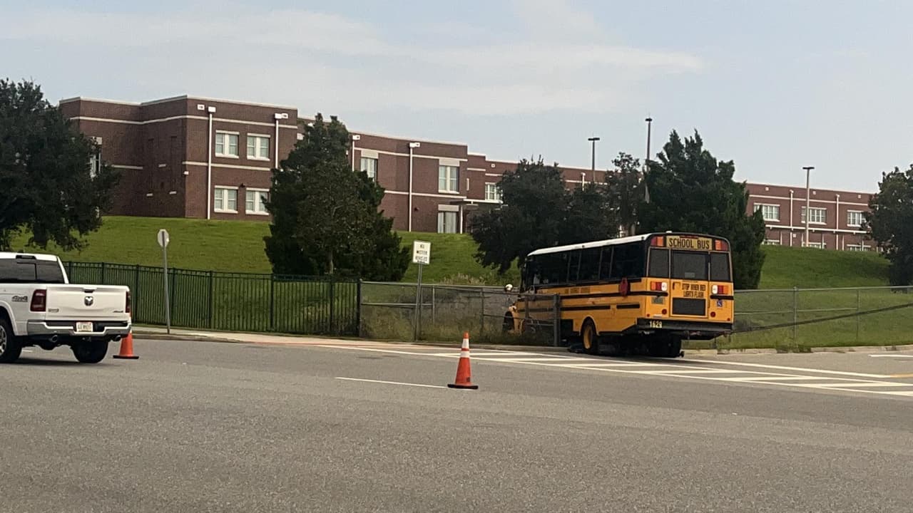Joven de 17 años muere atropellado por autobús escolar en Florida mientras montaba su bicicleta