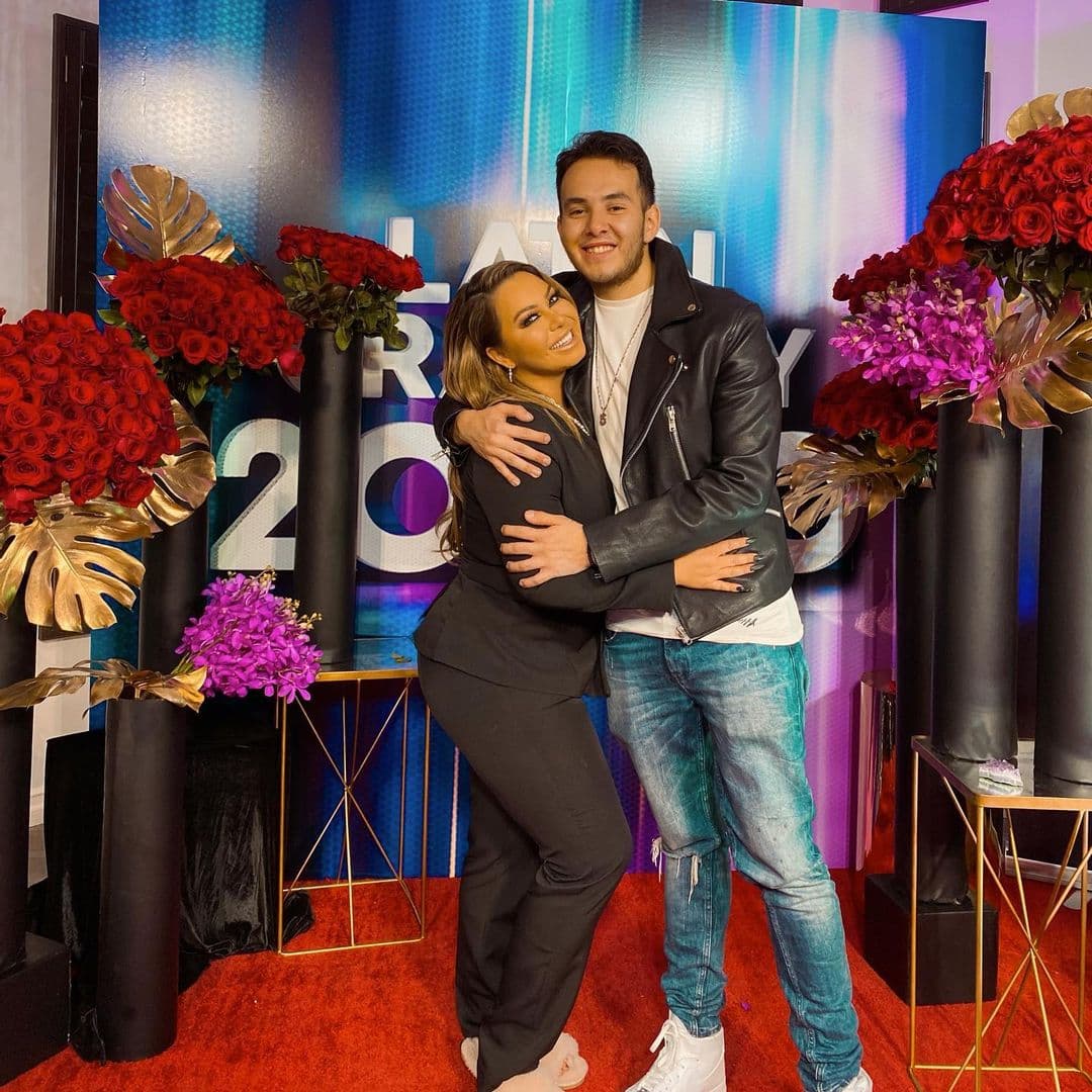 "Esta es probablemente mi última publicación del año. Espero que el 2020 les haya traído una gran sanación como la que me trajo a mí. Feliz Navidad, Feliz Año Nuevo y Bienvenidos a la era de Acuario", escribió en Instagram.
<br>