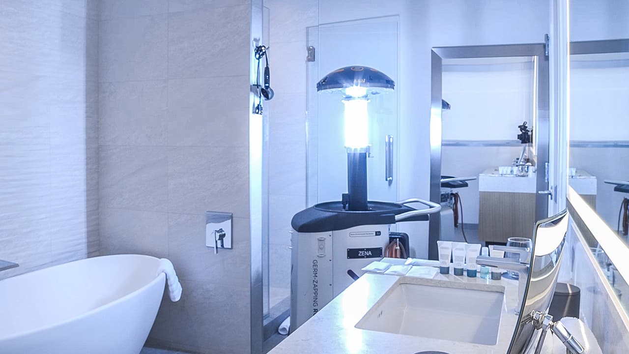 El robot LightStrike Germ-Zapping utiliza una intensa luz ultravioleta que destruye rápidamente bacterias, virus, hongos y esporas bacterianas.