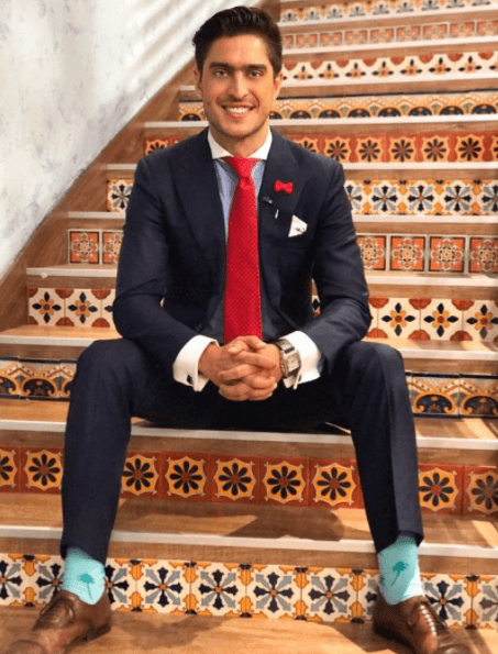 Los calcetines de colores divertidos son un básico de Rodolfo Landeros, siempre y cuando hagan juego con el 'outfit'.