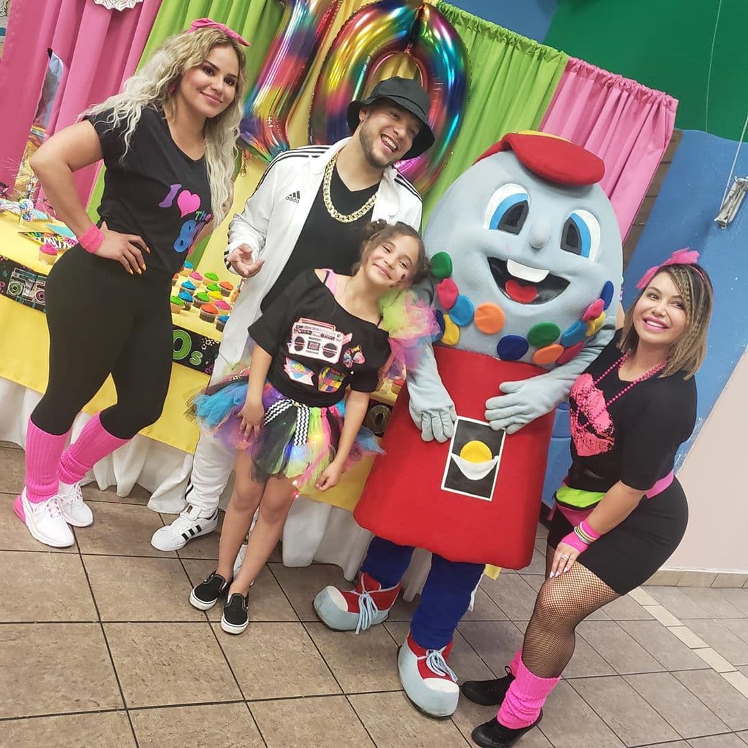 Y así fue como
<b>Chiquis</b> lo escribió: “Unidos por la misma causa… Ella! Happy bday my beautiful #VickyNicky”.