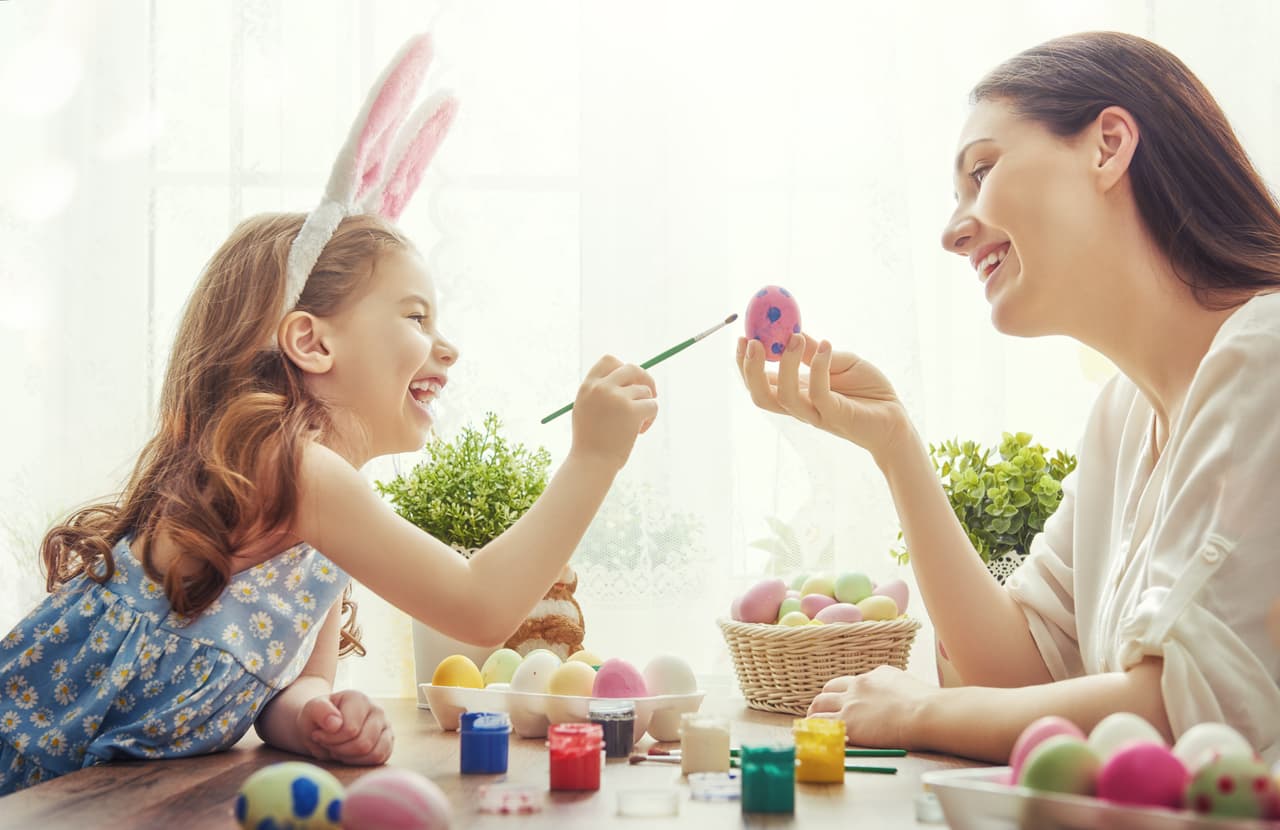 Aprovecha que tus hijos están de vacaciones y diviértete con ellos decorando los huevos de Pascua, estos le darán una vista muy divertida a tu hogar y te encantará ver sus creaciones.