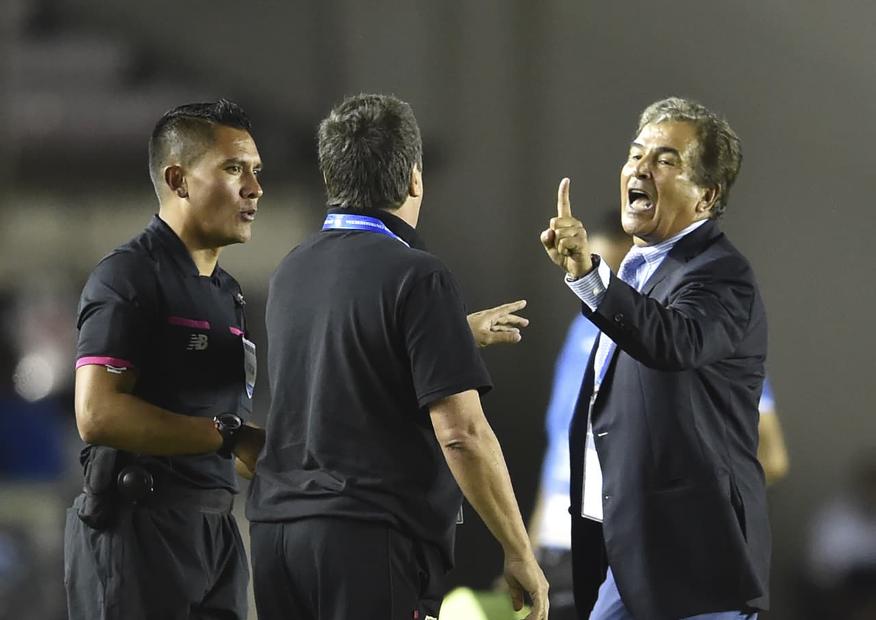 La más reciente discusión entre dos técnicos de equipos nacionales fue entre los colombianos Hernán Darío Gómez, seleccionador de Panamá, y Jorge Luis Pinto, técnico de Honduras. 'El Bolillo' por poco golpea a su compatriota durante un juego de Copa Centroamericana.