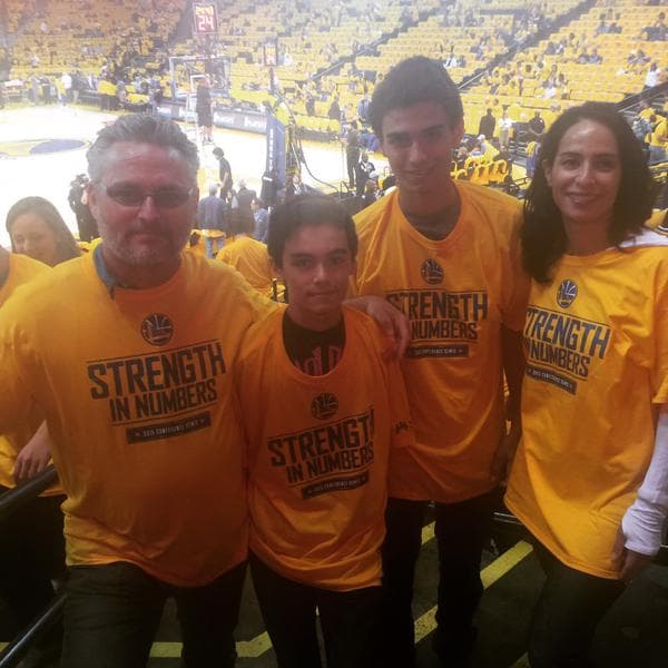 Fans muestran su apoyo a los Warriors