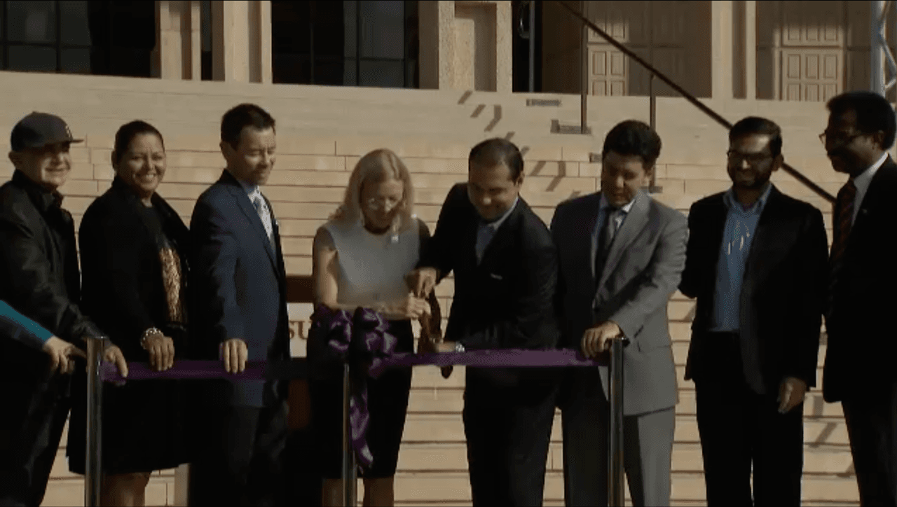 El gerente general, Luis Patiño, cortó el listón inaugural del evento.