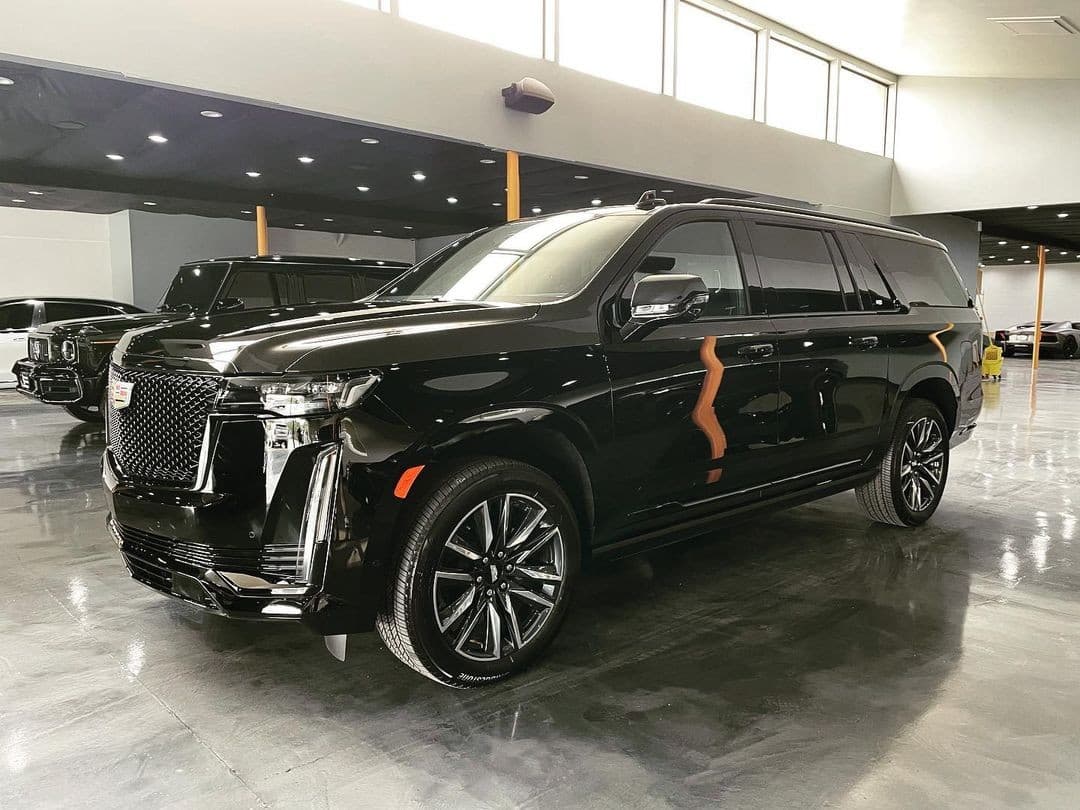 Hace apenas unos días, había comprado una camioneta Escalade Sport en la que piensa moverse por el sur de California, y por la que pagó $100,000 dólares.