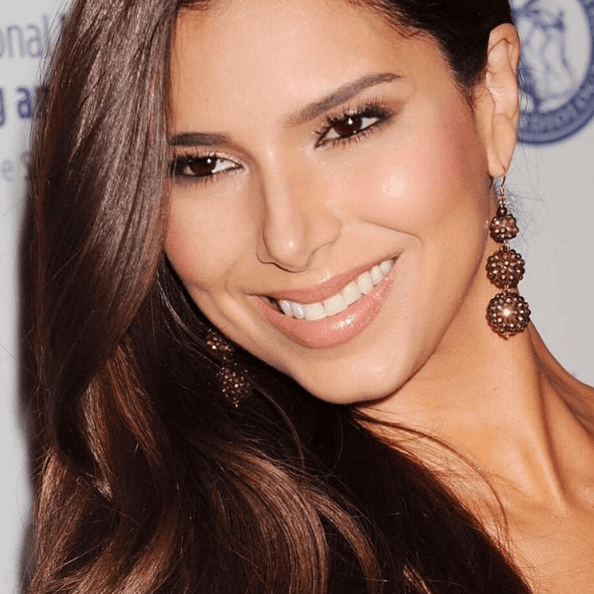 El maquillaje siempre esnatural, sus ojos intensos.