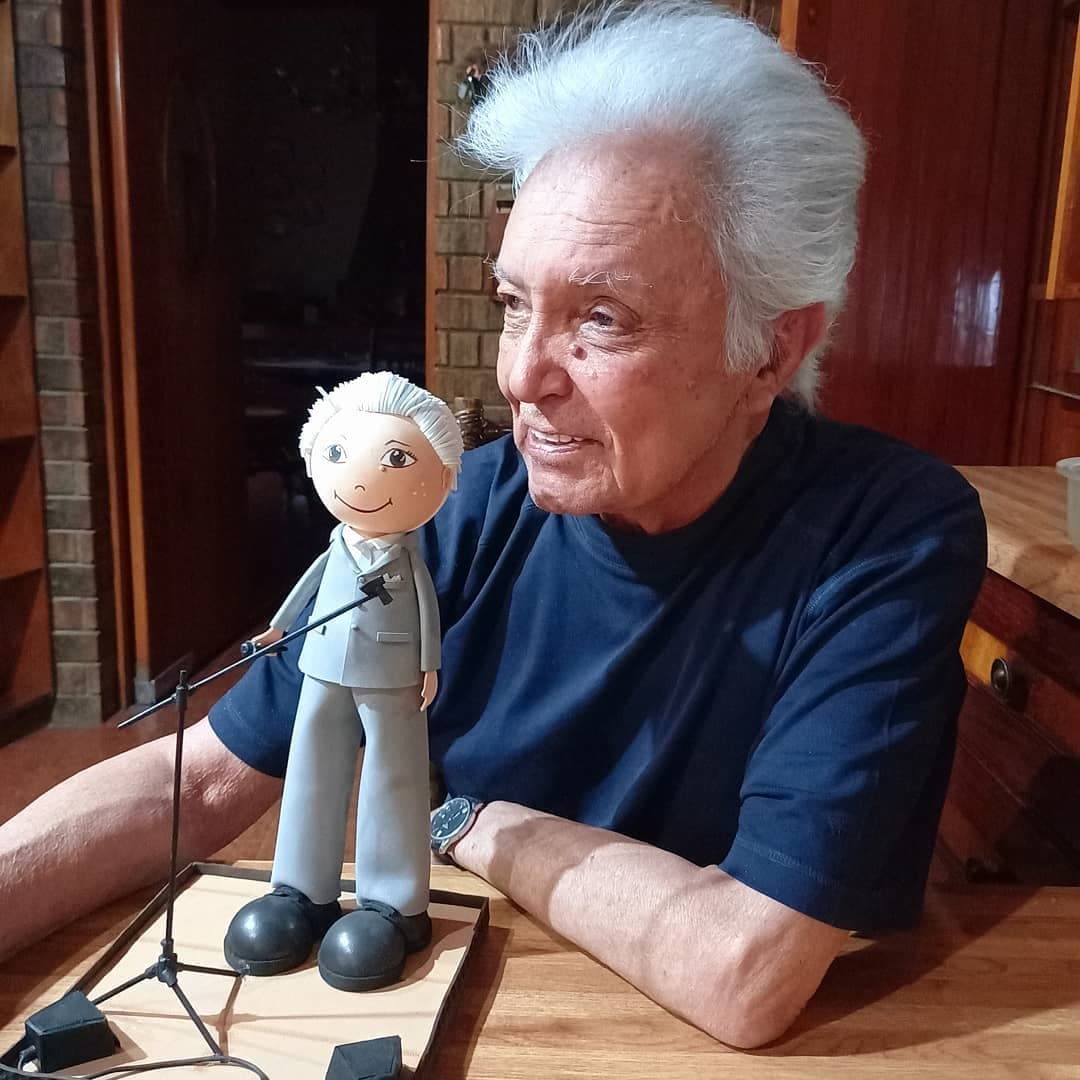 Cuando tenía apenas 16 años se casó por primera vez con una mujer llamada Marcela, que le dijo que tenía 22, pero en realidad era de 30 y su padre se encargó de romper ese matrimonio ya que él era menor de edad.