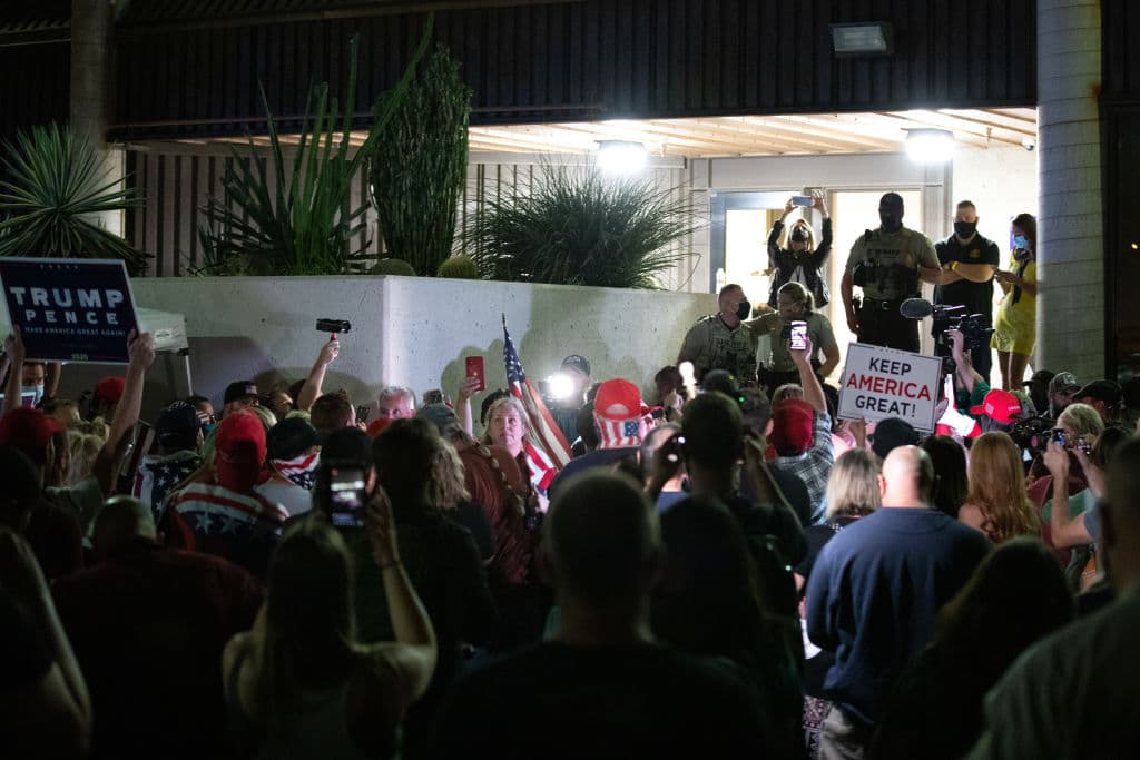 Protestas de partidarios de Trump en un centro de votación en Phoenix, Arizona.