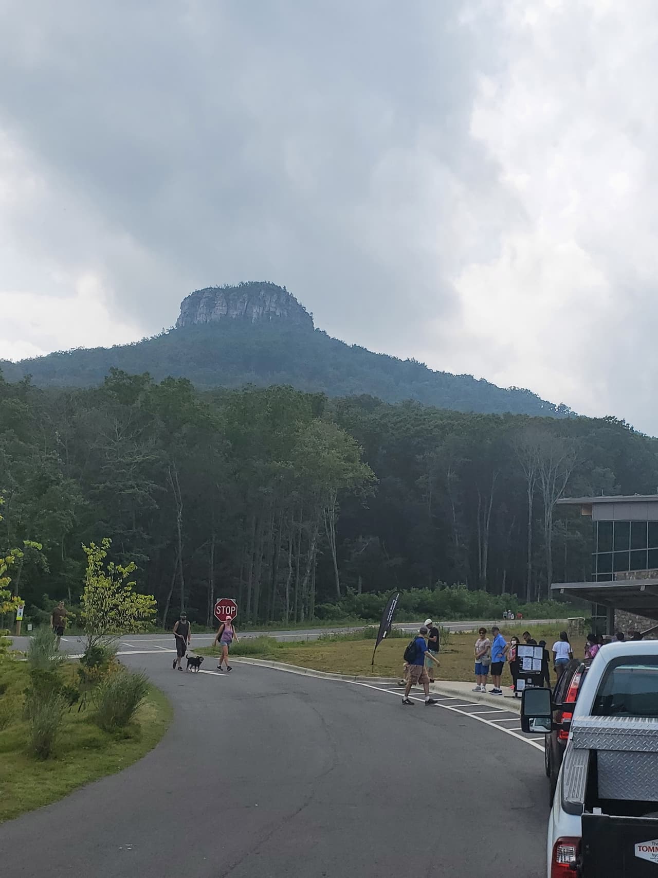 También se proporciona servicio de transporte desde el Centro de visitantes del Parque Estatal Pilot Mountain hasta el área de la cumbre y se debe comprar con anticipación.