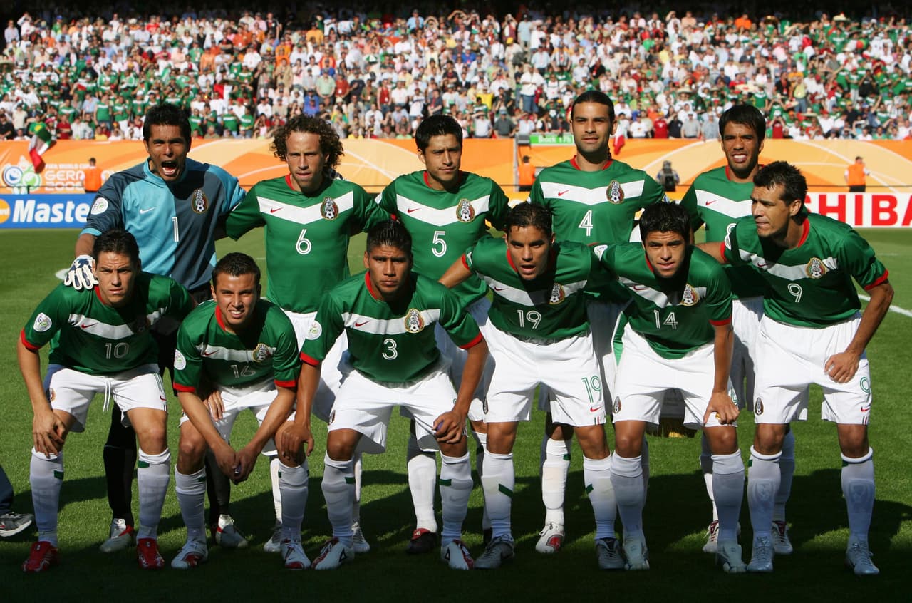<b>2006.</b> Arriba: Oswaldo Sánchez, Gerardo Torrado, Ricardo Osorio, Rafael Márquez, Pavel Pardo. Abajo: Guillermo Franco, Mario Mendez, Carlos Salcido, Omar Bravo, Gonzalo Pineda, Jared Borgetti