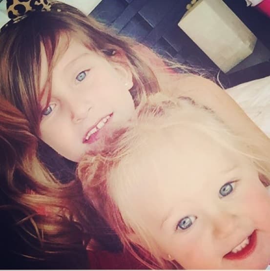 Elissa y Alexa son las mejores amigas y cómplices de aventuras. A las pequeñas les encanta tomarse selfies y enviárselas a su famoso padre.