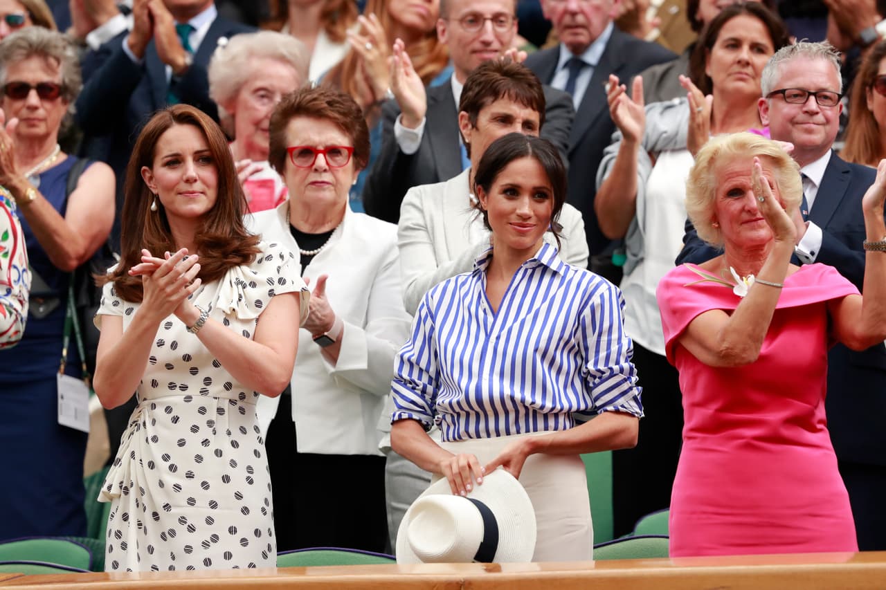 Sin embargo, no pudo usarlo en la cabeza y lo tuvo entre sus manos, impidiéndole moverse con soltura e incluso aplaudir. Y es que las
<a href="http://www.wimbledon.com/en_GB/about_wimbledon/royal_box.html">reglas del Royal Box</a> piden específicamente a las mujeres no usar sombreros para no "obscurecer la visión de las personas sentadas detrás".