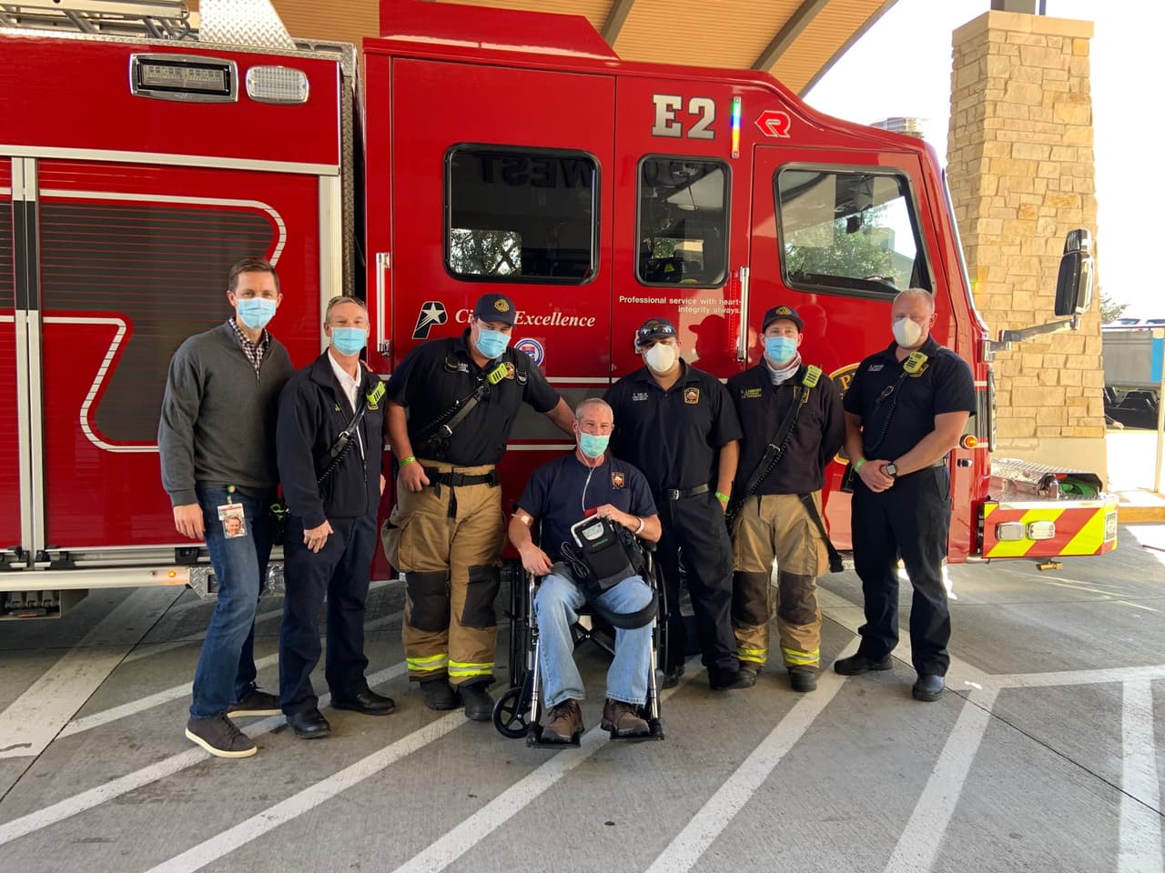 "Los Amo a todos", dice jefe de bomberos de Plano al salir del hospital tras sobrevivir la batalla contra el Covid-19