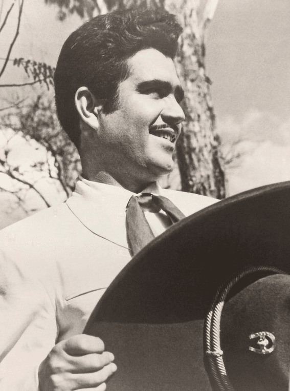 Para comenzar profesionalmente su carrera como cantante, se unió a algunos de los Mariachis más conocidos del momento en Jalisco.