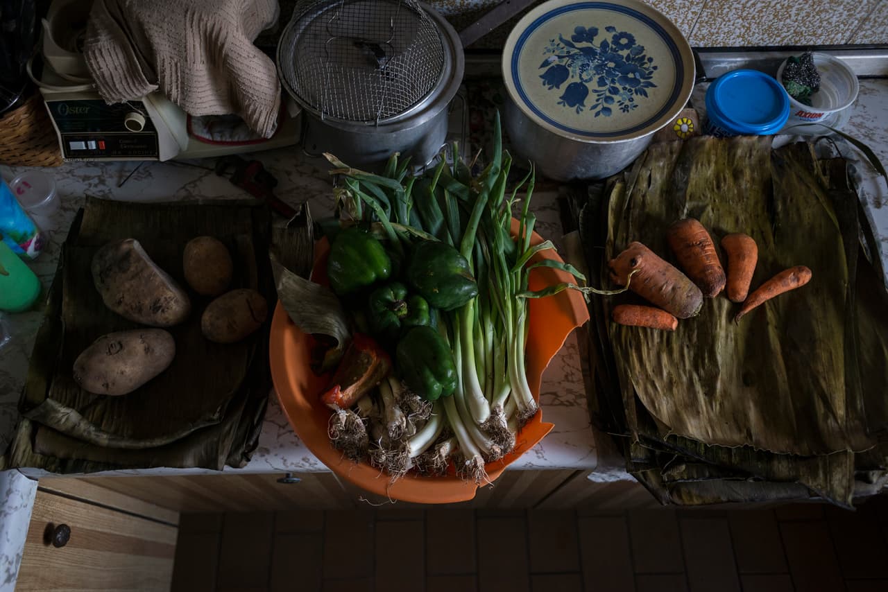 El 18 de diciembre, Irma solo tenía unos pocos vegetales en la nevera para alimentar a toda la familia Vásquez: papas, batatas, cebollín, pimentón, zanahoria y hojas de plátano.
<br>