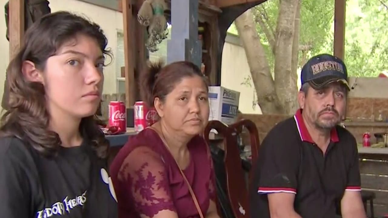 Los padres de Luis, junto a su novia, le pedían a la ciudadanía que les ayudara a dar con el paradero del joven.