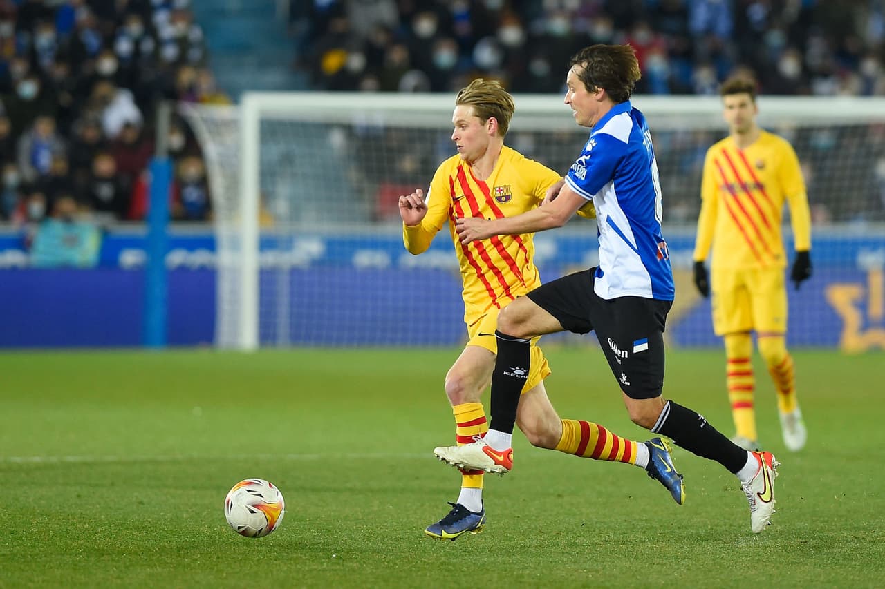 El Barcelona batalló mucho para vencer al Alavés, uno de los peores de LaLiga, pero al final lo hizo con un gol de Frenkie de Jong.
