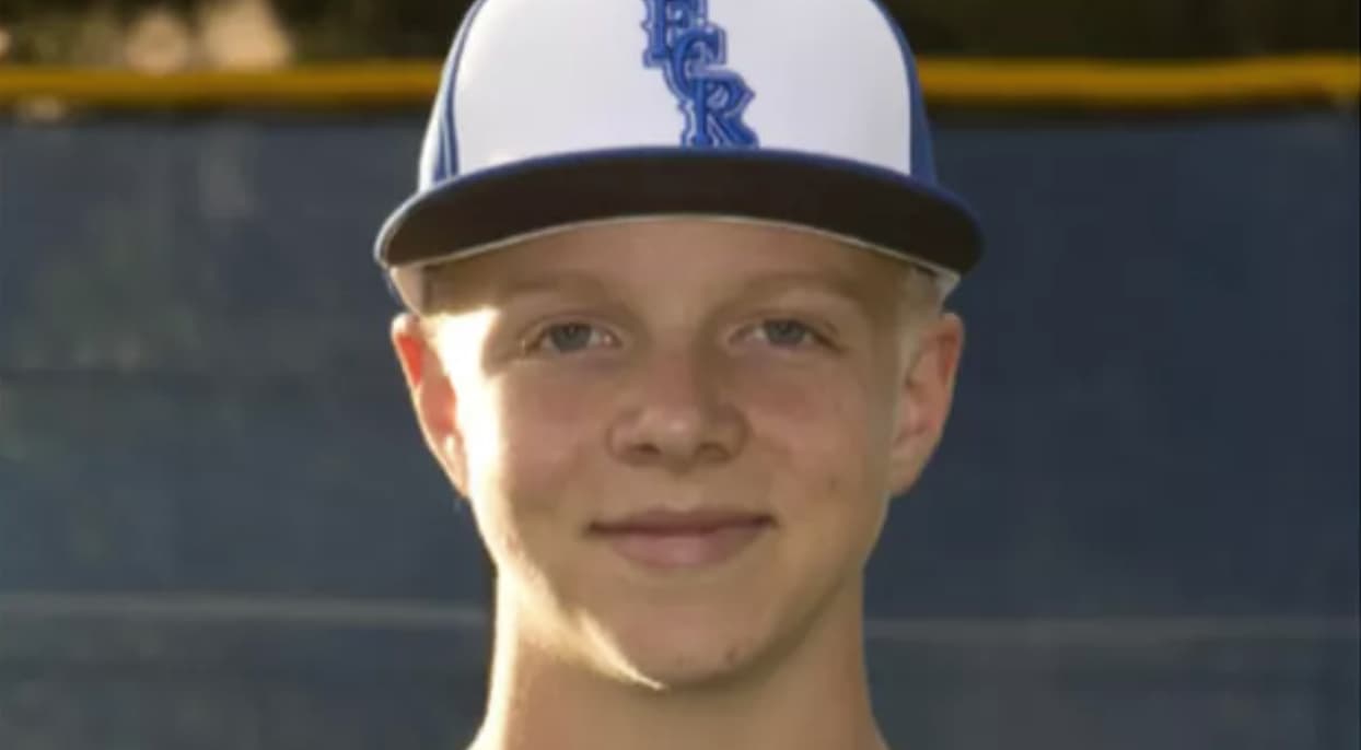 Además,
<a href="https://www.univision.com/local/los-angeles-kmex/cade-kitchen-camino-real-charter-high-school-woodland-hills-fentanilo" target="_blank">Cade Kitchen</a>, un joven de 17 años, murió a causa de una sobredosis de esta droga. La víctima asistía a la escuela Camino Real, en Woodland Hills, donde se destacó como deportista. Ante la crisis, todas escuelas del Distrito Escolar Unificado de Los Ángeles recibirán Narcan, un medicamento que funciona como un antídoto para estos casos.