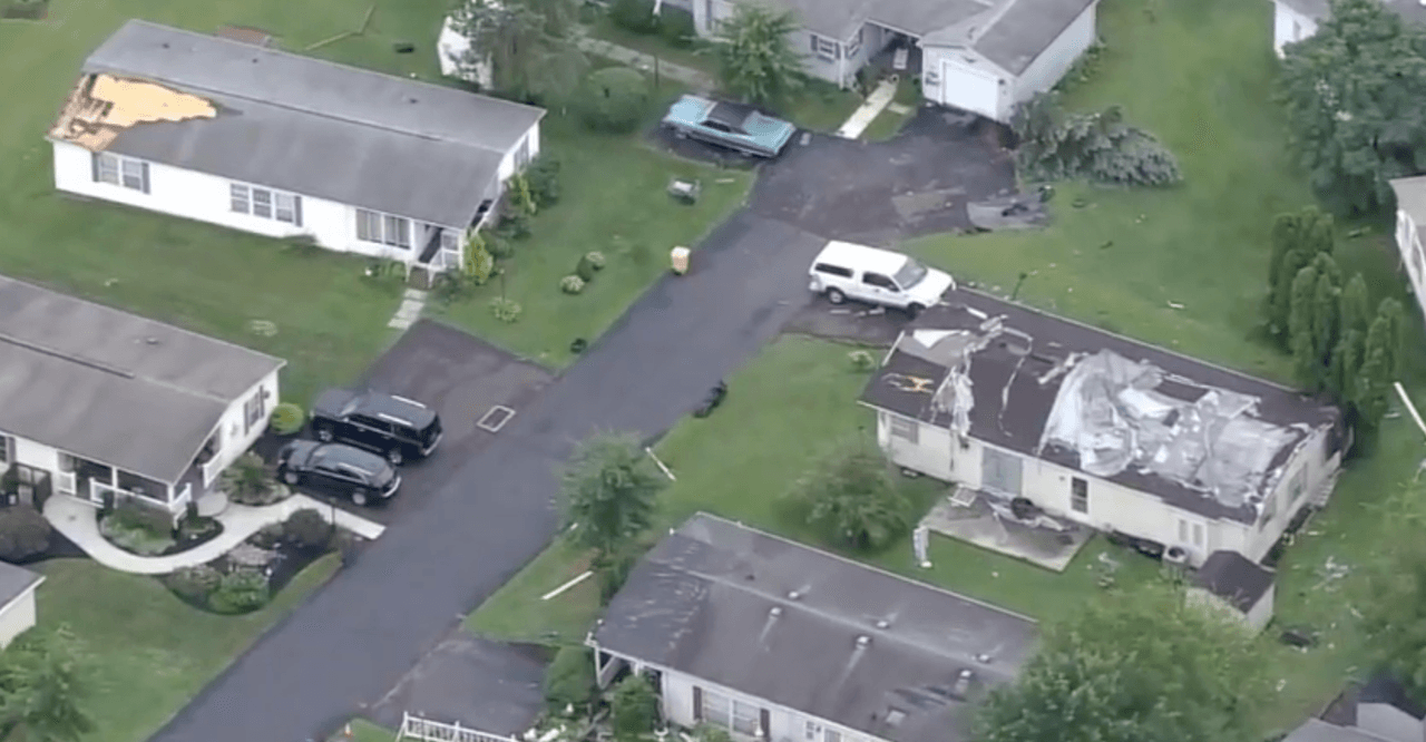 Ha habido varios informes de árboles y cables caídos junto con casas dañadas en Souderton, dice el
<a href="https://twitter.com/NWS_MountHolly/status/1428352269011996680" target="_blank">Servicio Meteorológico Nacional</a>. Las fotos de
<b>Action Cam de 6 abc</b>, socio edtorial de
<a href="https://www.univision.com/local/philadelphia-wuvp/"><b>Noticias Univision 65</b></a> mostraban el revestimiento de numerosas casas arrancadas y los escombros esparcidos por los patios delanteros.
<br>