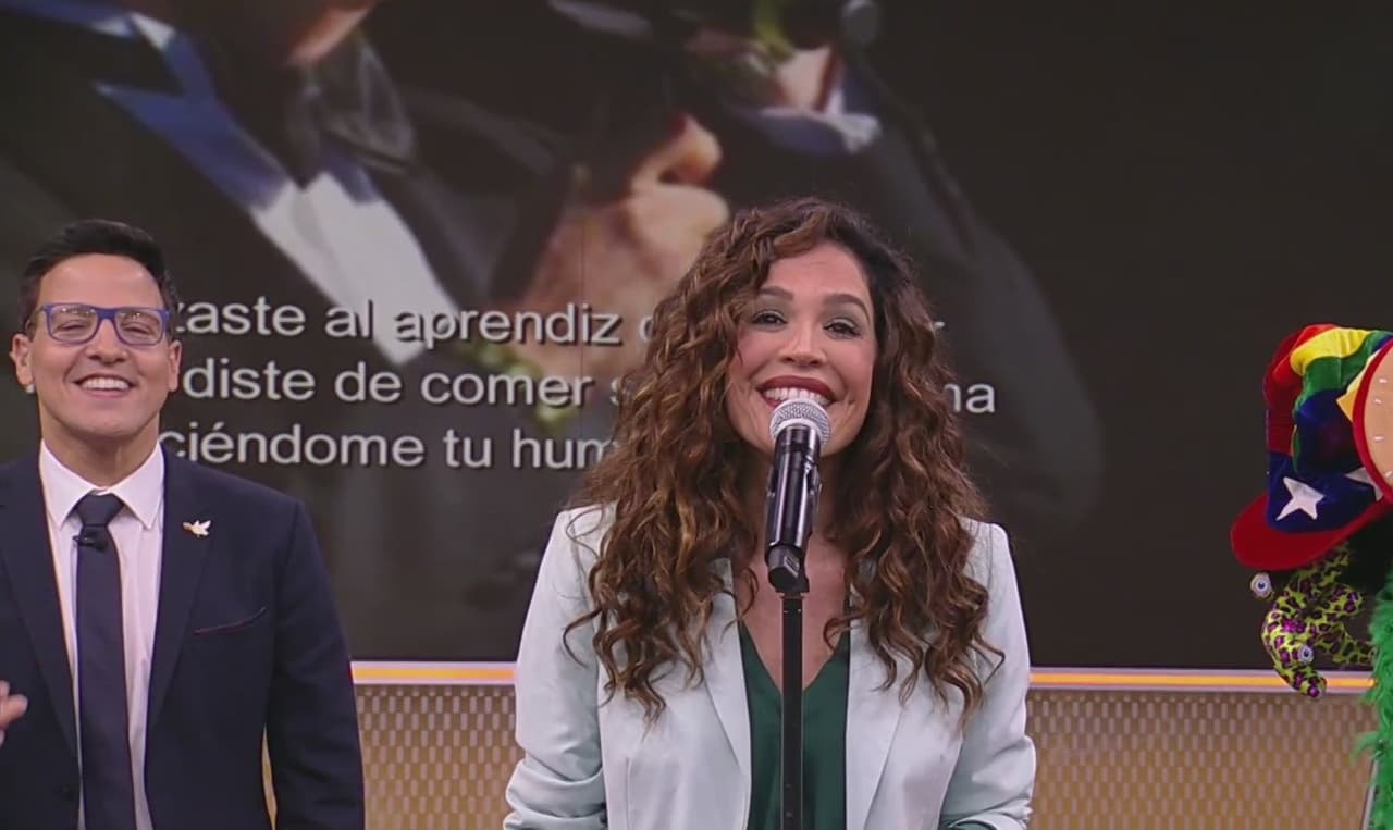 Karla Martínez fue la segunda en participar en el karaoke, y después de su primera estrofa se disculpó con la hija del cantante por no tener una melodiosa voz.