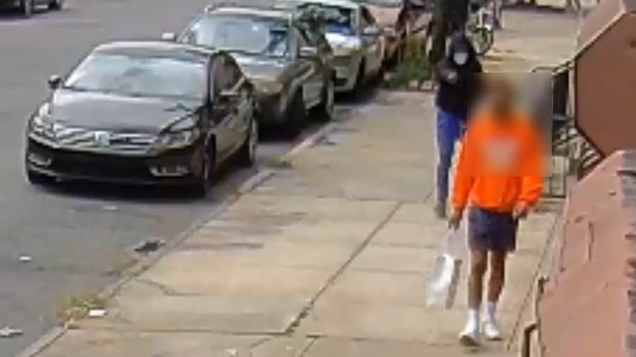 Revelan inquietante video de sujeto que acecha a un hombre para dispararle en Brooklyn