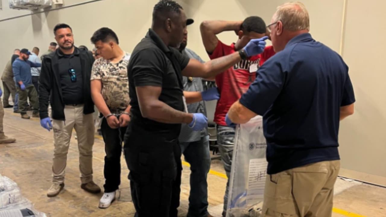 Según DHS, el operativo consistió en la ejecución de un cateo a un club nocturno que operaba a deshoras y que era frecuentado por presuntos miembros del Tren de Aragua.