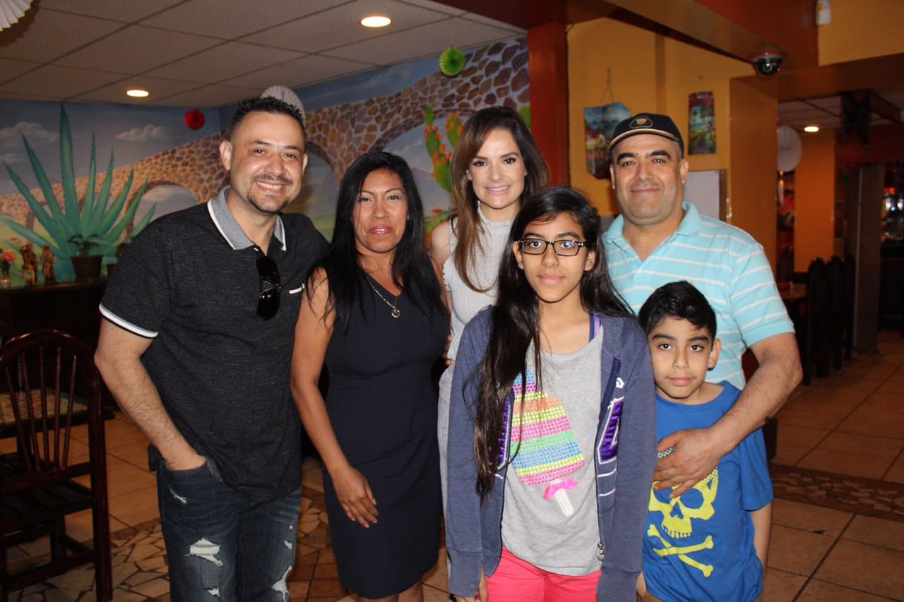 Famillias entereas llegaron a saludarlos.