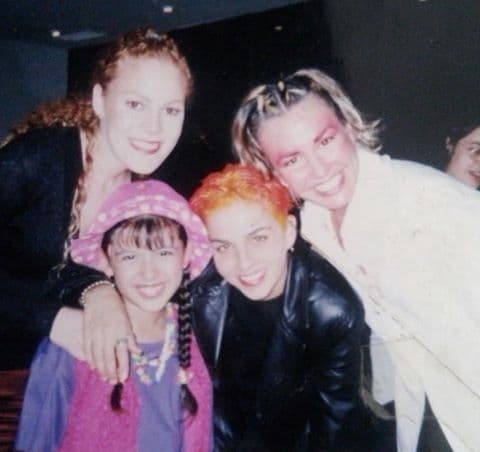 Aquí la vemos junto a las chicas del grupo Kabah.